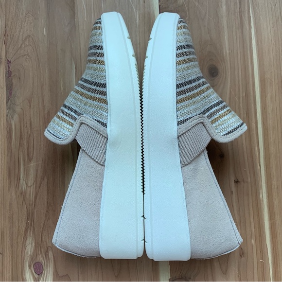 Clarks Collection Double Gore Slip Ons - Picture 6 of 9